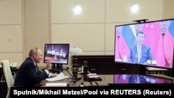 Vladimir Putin i Đi Đinping tokom virtuelnog razgovora (Foto: Sputnik/Mikhail Metzel/Pool via REUTERS)