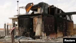 Suriyaning Raqqa viloyatida havo hujumiga uchragan neftni qayta ishlovchi zavod 