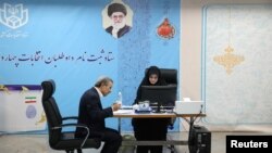 Ish presidenti  iranian Mahmud Ahmadinexhad duke u regjistruar për të garuar në zgjedhjet presidenciale të 28 qershorit.