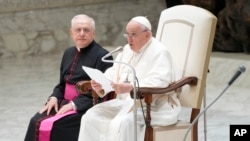 ARCHIVO (AP) - El papa Francisco lee su discurso durante la audiencia general semanal en el Aula Pablo VI, Vaticano, 9 de agosto de 2023.