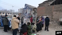 2023年12月19日，中國甘肅臨夏州積石山縣發生地震。 當地居民聚在一起取暖。
