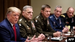 Le président américain de l'époque, Donald Trump, s'exprime lors d'une réunion avec de hauts responsables militaires dans la salle du cabinet de la Maison Blanche, le 7 octobre 2019, à Washington, DC. (Photo par Brendan Smialowski / AFP)