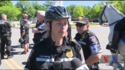 Ось як американські поліцейські віддають шану загиблим колегам. Відео