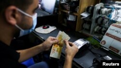 Novac građanima Gaze obezbeđuje Katar, a distribuiraju Ujedinjene nacije (REUTERS/Ibraheem Abu Mustafa)