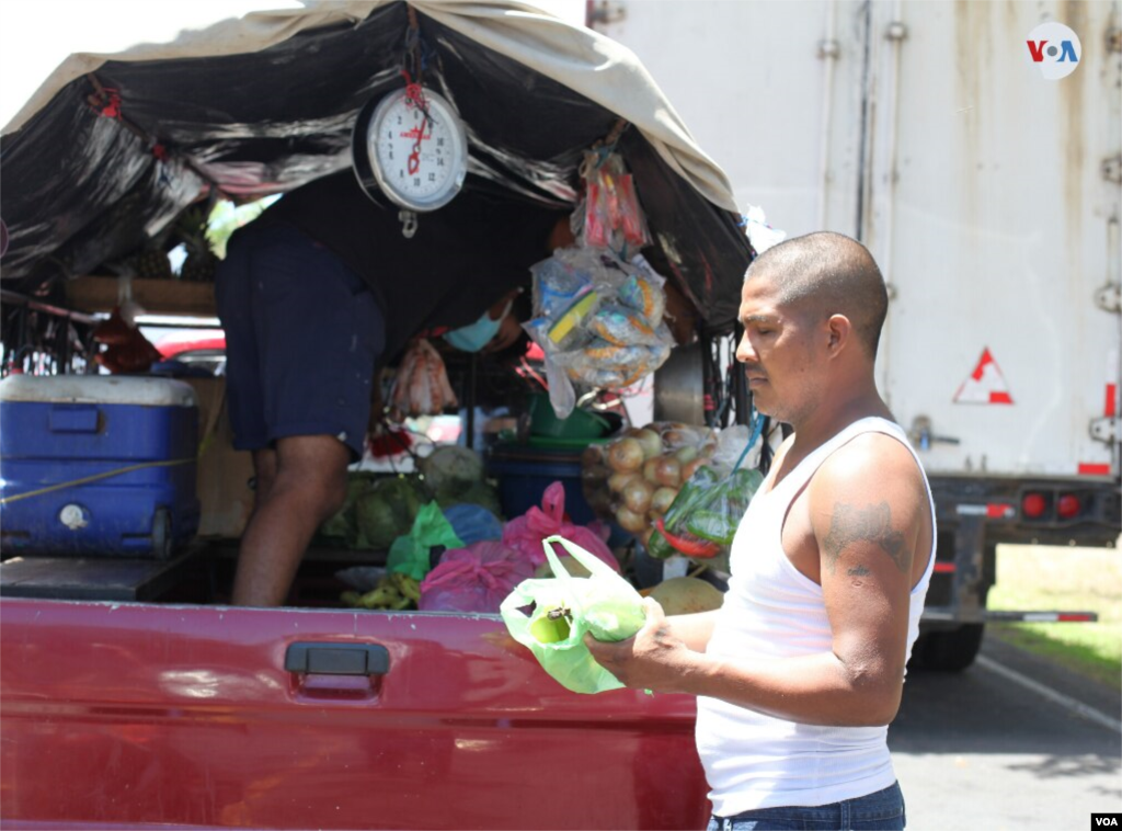 Decenas de ellos sobreviven de la venta de comida ambulante.