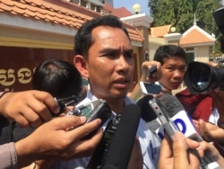 រូបឯកសារ៖ លោក អំ សំអាត ​ ប្រធានការិយាល័យ​បច្ចេកទេស​ស៊ើប​អង្កេត​នៃ​អង្គការ​ការ​ពារ​សិទ្ធិមនុស្ស​លីកាដូ ប្រាប់អ្នកសារព័ត៌មាន​ក្រោយ​បញ្ចប់​សវនាការជំនុំ​ជម្រះ​សំណុំ​រឿង​ឃាតកម្ម​លើលោក កែម ឡី នាថ្ងៃទី​១ ខែ​មីនា ឆ្នាំ​២០១៧។ (កាន់ វិច្ឆិកា/VOA Khmer)