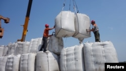 中國黑龍江省黑河港的工人正在卸下從俄羅斯進口的大豆。 （2018年10月10日）