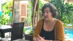 អ្នក​ស្រី​ Ilana ​Tulloch​ សហ​ស្ថាបនិក និងប្រធាន​ផ្នែក​ទីផ្សារ​ របស់​សណ្ឋាគារ​កូន​ដំរី​ ដែល​នៅ​បន្ត​ដំណើរ​ការ​នៅ​ក្នុងអំឡុងពេលនៃ​វិបត្តសេដ្ឋកិច្ច​ដែល​កើតឡើង​ដោយ​ការរីករាលដាល​នៃ​ជំងឺ​កូវីដ១៩ នៅខេត្ត​សៀមរាប​។​ (ខាន់ សុគុំមនោ​/វីអូអេ)