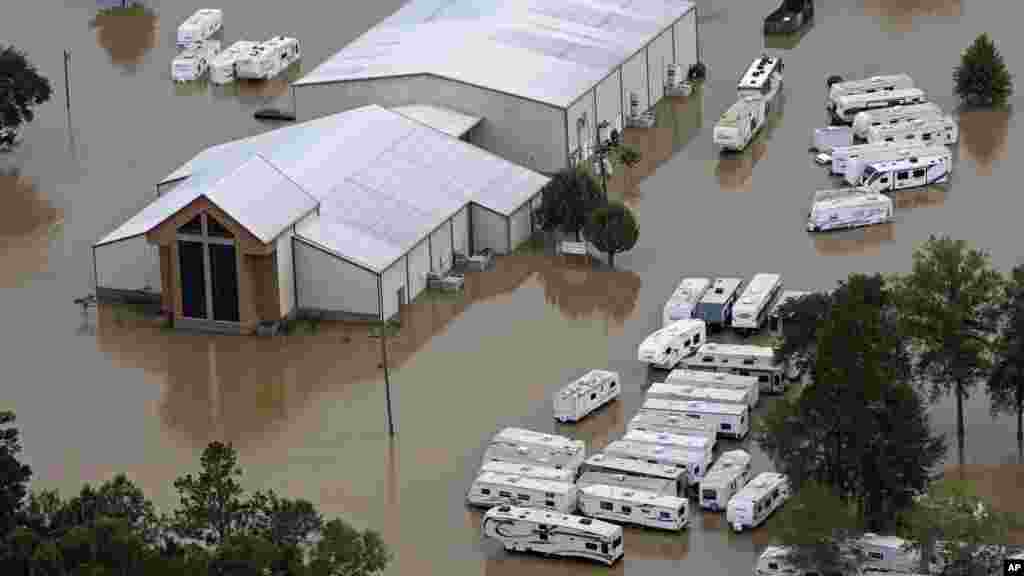 Une vue aérienne d'une église inondée dans la région Hammond, le 13 août 2016.