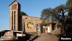 Nje ya kanisa la St. Pierre Kibuye, mjini Karongo, Rwanda ambako maelfu ya Watutsi waliuliwa wakati wa mauwaji ya kimbari ya Rwanda ya 1994. 