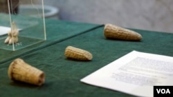 برخی از اشیاء باستانی که از آمریکا تحویل گرفته شده، در نمایشگاهی در وزارت فرهنگ عراق، در بغداد 