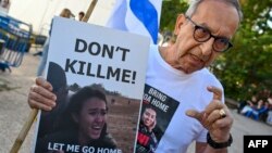 资料照片：被哈马斯绑架的人质诺亚·阿加玛尼的父亲雅科夫·阿加玛尼在特拉维夫艺术博物馆外的非正式的“人质广场”与媒体交谈。(2023年12月16日)