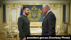 ইউক্রেন ও রাশিয়ার জন্য যুক্তরাষ্ট্রের বিশেষ দূত কিথ কেলোগ (ডানে) ইউক্রেনের প্রেসিডেন্ট ভলোদিমির জেলেন্সকির সঙ্গে কথা বলছেন। কিয়েভ, ইউক্রেন, ২০ ফেব্রুয়ারি, ২০২৫।