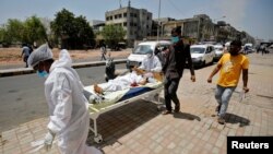 Pacijent na bolničkom krevetu ispred Kovid 19 bolnice u Ahmedabadu u Indiji, 19. aprila 2021. (Foto: Reuters) 