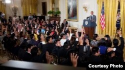 លោក​ប្រធានាធិបតីអាមេរិក បារ៉ាក់ អូបាម៉ា ជួប​ពិភាក្សា​ជាមួយ​នឹង​សមាជិក​នៃ​កម្មវិធី​អ្នកដឹកនាំ​វ័យ​ក្មេង​របស់​តំបន់​អាស៊ីអាគ្នេយ៍ ឬ Young Southeast Asian Leaders Initiative។ ប្រធាន​បទ​នៃ​កម្មវិធី​នេះ​ផ្តោត​លើ​ការ​ចូលរួម​ក្នុង​សង្គម បរិស្ថាន ការ​គ្រប់គ្រង​ធនធានធម្មជាតិ និង​ភាព​ជា​សហគ្រិននៅ​សេតវិមាន កាល​ពី​ថ្ងៃ​ទី១ ខែ​មិថុនា ឆ្នាំ២០១៥។ (រូបថតផ្លូវការ​របស់​សេតវិមាន​ដោយ Chuck Kennedy)