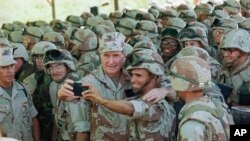 Rais George H. Bush akijipiga picha ya selfie akiwa na wanajeshi wa majini uwanja wa ndege wa Baidoa, Januari 1, 1993, Baidoa.