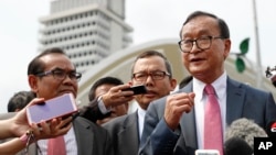 រូបឯកសារ៖ មេដឹកនាំ​បក្ស​ប្រឆាំង​ដែល​បាន​និរទេស​ខ្លួន​ទៅ​ក្រៅ​ប្រទេស លោក សម រង្ស៊ី ថ្លែង​ទៅ​កាន់​អ្នក​កាសែត​នៅ​ខាង​ក្រៅ​វិមាន​សភា​ម៉ាឡេស៊ី ទីក្រុង​គូឡាឡាំពួរ ប្រទេស​ម៉ាឡេស៊ី ថ្ងៃទី១២ ខែវិច្ឆិកា ឆ្នាំ២០១៩។