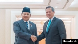 នាយករដ្ឋមន្ត្រីកម្ពុជា​លោក ហ៊ុន ម៉ាណែត និង​លោក Prabowo Subianto ដែល​នឹង​កាន់ដំណែង​ជាប្រធានាធិបតី​ឥណ្ឌូណេស៊ី​ថ្មី ចាប់ដៃគ្នា នៅក្នុងជំនួបមួយ នៅរាជធានីភ្នំពេញ កាលពីថ្ងៃទី៦ ខែកញ្ញា ឆ្នាំ២០២៤។ (Facebook / Samdech Thipadei Hun Manet, Prime Minister of Cambodia)