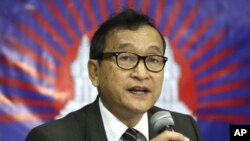 លោក សម រង្ស៊ី កំពុង​រស់​នៅ​និរទេស​ខ្លួន​នៅ​ក្រៅ​ប្រទេស។