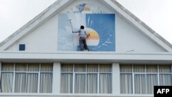 រូបឯកសារ៖ អ្នកគាំទ្រគណបក្សសង្គ្រោះជាតិម្នាក់លាបថ្នាំពីស្លាកសញ្ញាគណបក្សនេះនៅឯទីស្នាក់ការគណបក្សក្នុងរាជធានីភ្នំពេញ ថ្ងៃទី១៨ ខែវិច្ឆិកា ឆ្នាំ២០១៧។ 