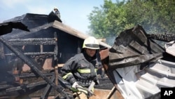 На оваа фотографија објавена од Регионалната управа на Днепро, спасувачите работат на терен каде е оштетена зградата по руски ракетен напад во Днипро, Украина, 3 јули 2024 година.