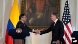 El secretario de Estado, Antony J. Blinken (derecha), y el presidente de Colombia, Gustavo Petro, se dan la mano después de una declaración conjunta en el Palacio Presidencial de Nariño en Bogotá, Colombia, el lunes 3 de octubre de 2022. (Foto AP/Fernando Vergara)