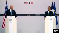 "Протягом G7, ми сподіваємося, що всі члени G7 погодяться на фонд солідарності для України на 50 мільярдів", - сказав Макрон під час спільної пресконференції з Байденом в Парижі 8 червня.