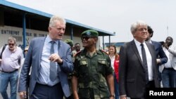 Balozi wa Umoja wa nchi za Ulaya nchini DRC Jean-Marc Chataigner na balozi wa Ufaransa nchini DRC Bruno Aubert wakiwa pamoja na gavana wa jimbo la Kivu Kaskazini, Luteni Jenerali Constant Ndima Kongba, Machi 10, 2023. Picha na shirika la habari la REUTERS/Arlette Bashizi. 