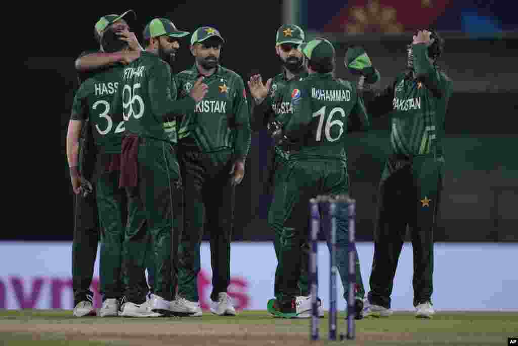 پاکستان با بردن قرعه بیتینگ را انتخاب کرد و در پنجاه اوور برای تیم ملی کرکت افغانستان ۲۸۳ دوش را هدف تعیین کرد