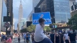 Manifestantes caminan sobre la calle 34th en una de varias protestas en la ciudad de Nueva York , el sábado 6 de junio de 2020. [Foto: Celia Mendoza, VOA]