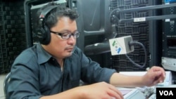 លោក​អ៊ូ វីរៈ​ នាយក​មជ្ឈមណ្ឌល​សិទ្ធិ​ម​នុស្ស​កម្ពុជា នៅ​ក្នុង​បន្ទប់​ផ្សាយ​របស់​វីអូអេ​នៅ​រាជធានី​ភ្នំពេញ។