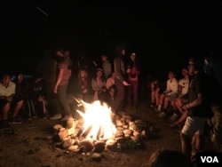 មុន​នឹង​បែប​គ្នា កូនកំព្រា​ខ្មែរ​ដែល​គ្រួសារ​អាមេរិកាំង​យក​មក​ចិញ្ចឹម សំណេះ​សំណាល​គ្នាលេង នៅ​ជុំ​វិញ​ភ្នក់​ភ្លើង នៅ​រមណីយដ្ឋាន Snow Mountain Range រដ្ឋ​ Colorado កាល​ពី​ខែ​កក្កដា​ ឆ្នាំ​២០១៧។ (ប៉ូច រាសី/VOA)