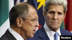 Ministan Harkokin Wajen Rasha Sergei Lavrov ( a hannun hagu) da Sakataren Harkokin Wajen Amurka John Kerry (a hannun dama)