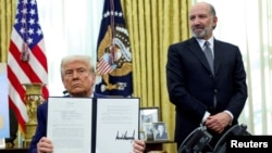 Bộ trưởng Thương mại Hoa Kỳ Howard Lutnick (phải) và Tổng thống Trump.