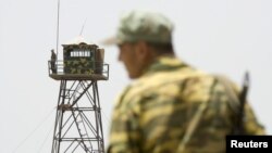 یک پوستۀ مرزی تاجیکستان در نزدیکی خاک افغانستان