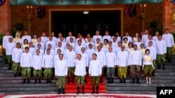 លោក ហ៊ុន សែន ប្រធាន​ព្រឹទ្ធសភា​នៃ​ប្រទេស​កម្ពុជា ថត​រូប​ជា​ក្រុម​នៅ​អគារ​ព្រឹទ្ធសភា បន្ទាប់​ពី​កិច្ច​ប្រជុំ​ព្រឹទ្ធសភា​លើក​ដំបូង​នៅ​រាជធានី​ភ្នំពេញ នៅ​ថ្ងៃ​ទី​៣ ខែ​មេសា ឆ្នាំ​២០២៤។