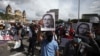 ARCHIVO- La persecución contra jueces y fiscales que trabajaban contra la estructuras de corrupción y crimen organizado en Guatemala generó en 2021 protestas sociales de apoyo a los fiscales y jueces amenazados y obligados a salir del país.
