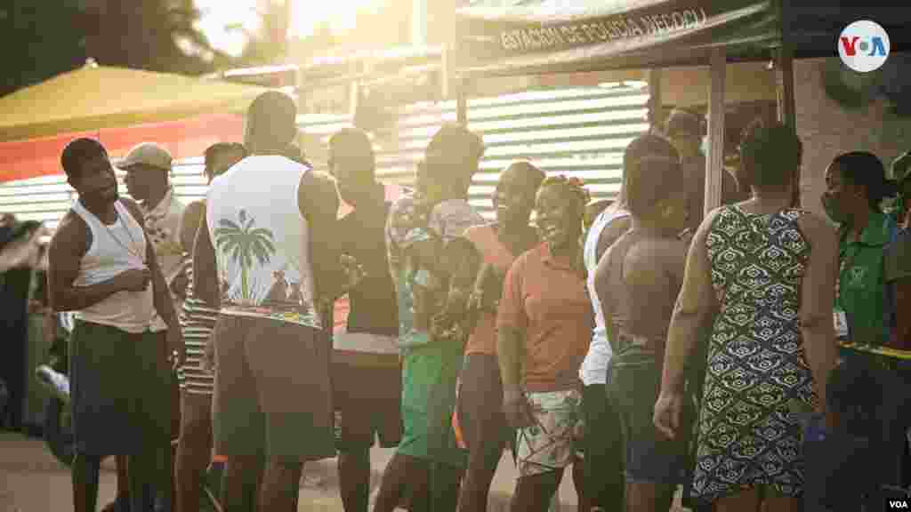 Vendedores informales aprovechan la llegada de los migrantes para ganarse la vida. Este hombre vende agua de coco a los migrantes en los días más calurosos.