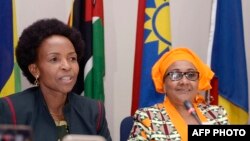 Mwenyekiti wa Baraza la SADC Maite Nkoana-Mashabane (L) na Katibu Stergomena Lawrence Tax (R)