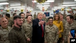 Rais Donald Trump na mkewe Melania akipiga picha ya pamoja na wanajeshi wa Marekani nchini Iraq wakati wa ziara yake nchini humo.