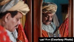 د کلکتې یو پښتون د خپلې مور کمیس ښیي چې څه دپاسه پنځوس کاله زوړ دی