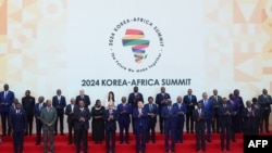 Viongozi wa nchi na serikali za Afrika wapigwa picha ya pamoja na Rais wa Korea Kusini Yoon Suk Yeol mjini Seoul.