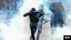 Manifestantes chocan con la policía antidisturbios durante una protesta contra el gobierno del presidente colombiano Iván Duque, en Facatativá, Colombia, el 31 de mayo de 2021.