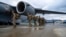 ARCHIVO - Soldados del Ejército de EEUU abordan un C-17 Globemaster III de la Fuerza Aérea como parte de un ejercicio de proyección de fuerza en la Base Conjunta Elmendorf-Richardson, Alaska, el 13 de septiembre de 2024.