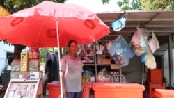 អ្នកស្រី​អ៊ិន សុភា​ វ័យ​៥៩ឆ្នាំ ជា​ម្តាយ​របស់​អ្នកស្រី​អ៊ិន រដ្ឋា។ អ្នកស្រី​បាន​ប្រាប់​វីអូអេ​ថា អ្នកស្រី​ចង់​ឲ្យ​ស្ថាប័ន​ពាក់ព័ន្ធ​ជួយ​ធ្វើ​យ៉ាងណា​ការពារ​ការងារ​កូន​របស់​អ្នកស្រី។ (ផន បុប្ផា/VOA)