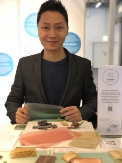 David Christian, CEO Evo&Co, memamerkan produk kemasan bioplastik yang terbuat dari rumput laut. (Courtesy: Evo&Co)