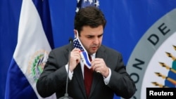 El enviado especial del presidente estadounidense Joe Biden para el Triángulo Norte, Ricardo Zúñiga, se quita la mascarilla durante una conferencia de prensa, en San Salvador, El Salvador, el 7 de abril de 2021.
