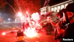 威斯康辛州黑人布雷克星期日遭警察枪击后，抗议人士星期二(8月25日)在基诺沙市同警察发生了冲突。