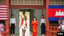 កម្រងរូបភាព៖ លោកស្រី Michelle Obama លើក​ទឹកចិត្ត​សិស្ស​ស្រី​នៅ​ខេត្តសៀមរាប និង​ទស្សនា​​ប្រាសាទ​អង្គរវត្ត 