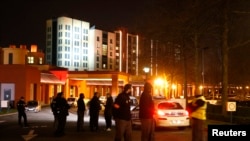 Polícia francesa nas imediações da Disneylândia em Paris, Jan. 28, 2016.